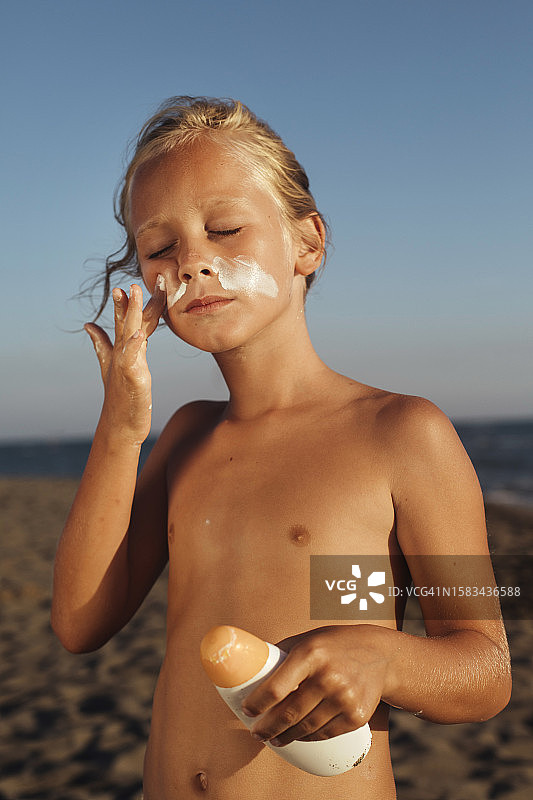 涂着防晒霜的男孩图片素材