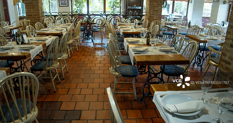 布宜诺斯艾利斯一家空荡荡的餐厅内部图片素材