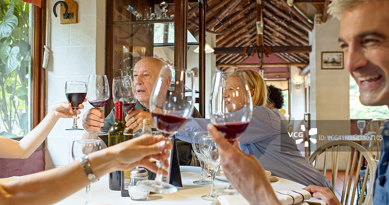 一家人碰杯祝酒图片素材