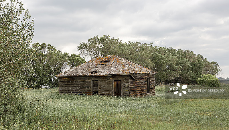 废弃的木制建筑图片素材