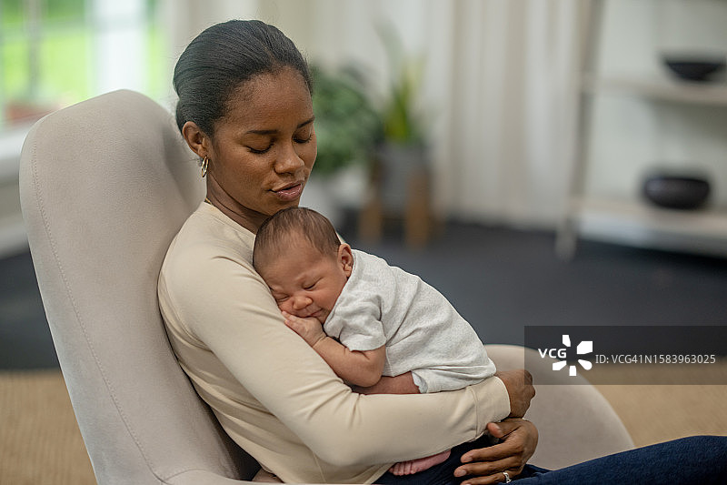 宝宝打嗝图片素材