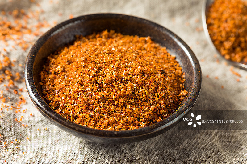 俯视角度拍摄的美国桌子上碗里的香料图片素材