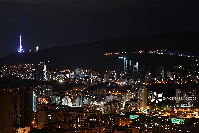 城市夜间照明建筑的高角度视角图片素材