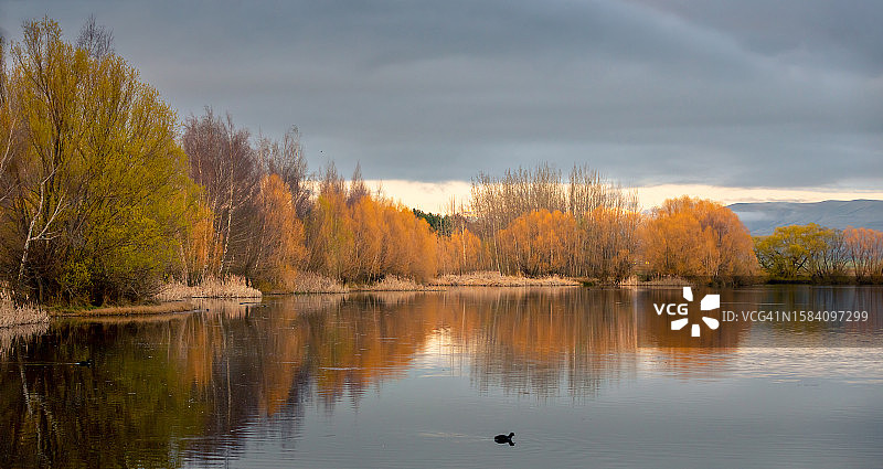 秋日，湖与天相映的美景图片素材