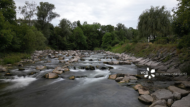天空映衬下树木中河流的美景图片素材