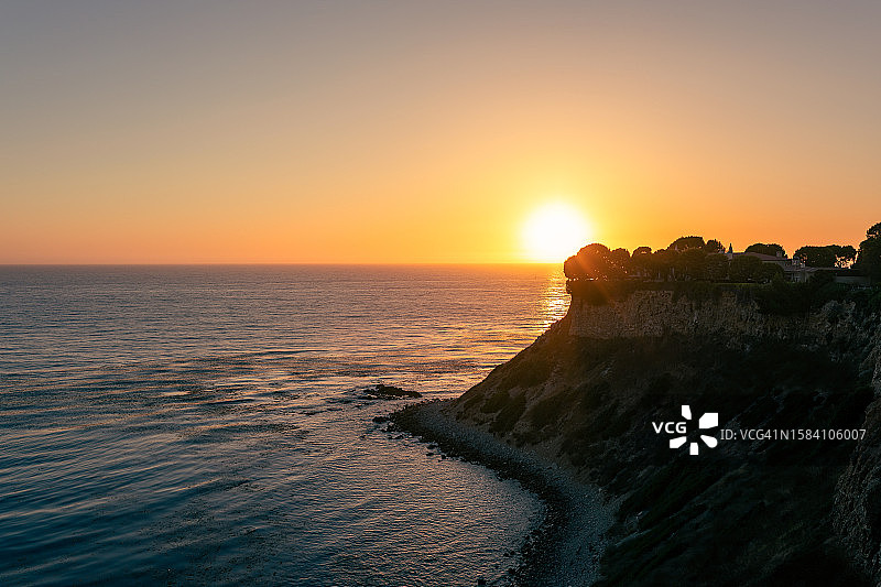 美国加利福尼亚州帕洛斯弗迪斯庄园日落时分清澈天空下的海景图片素材