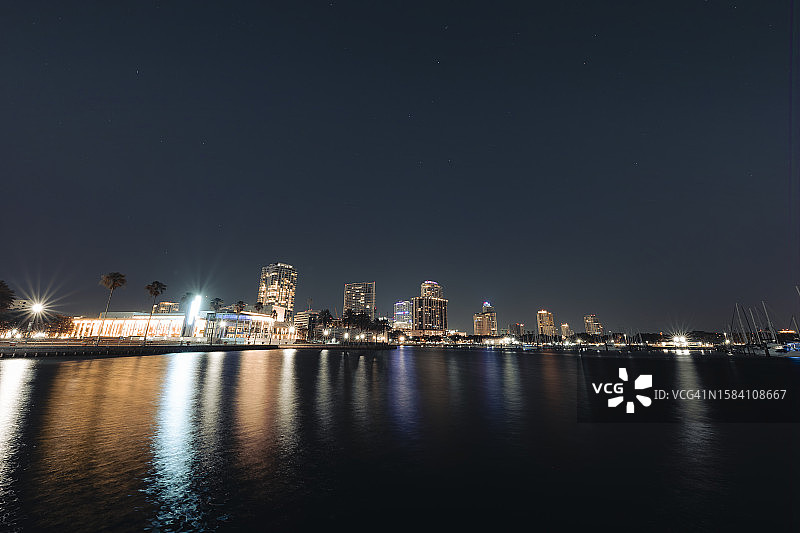 美国佛罗里达州城市在海中的倒影图片素材