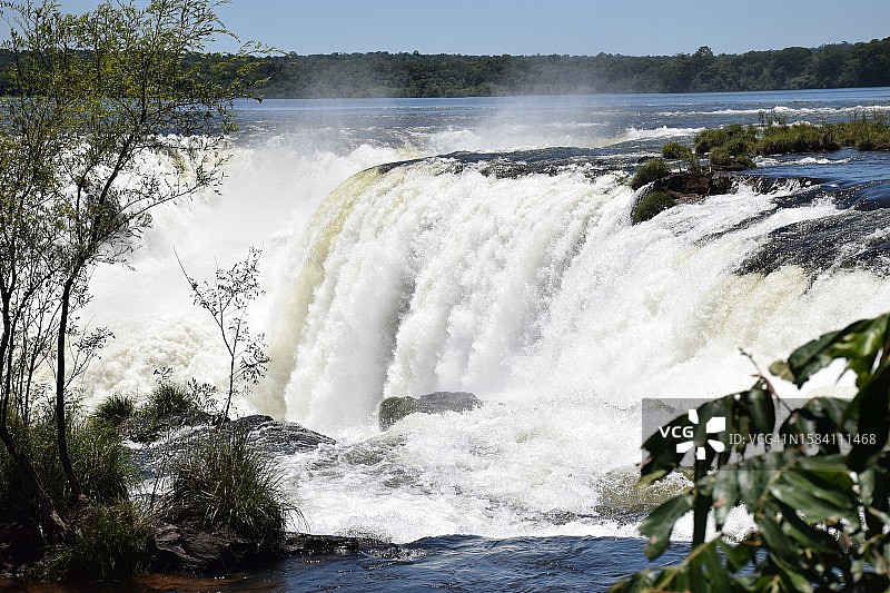 瀑布对着天空的美景图片素材