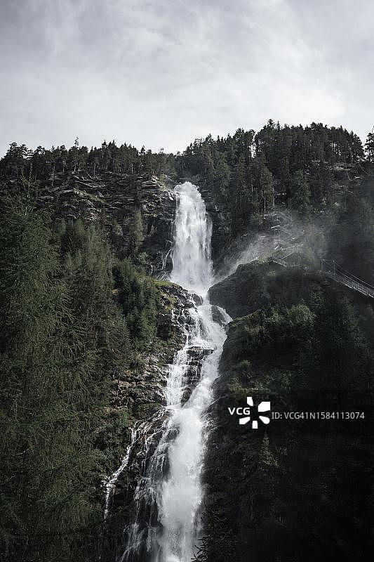 瀑布对着天空的美景图片素材