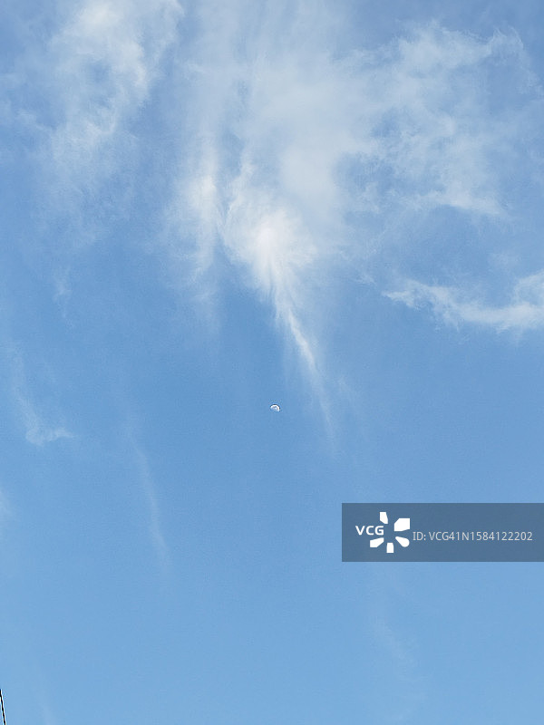 仰视天空中的飞机尾迹图片素材