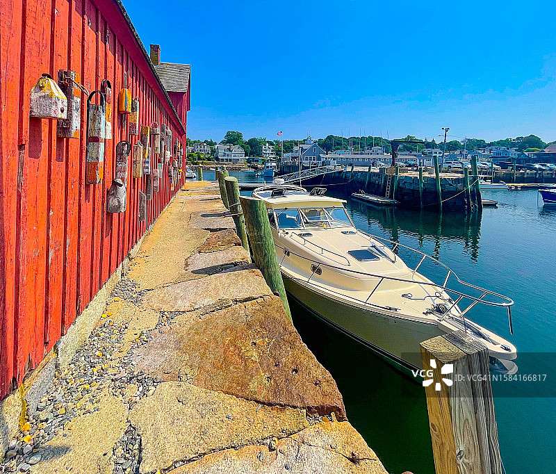 木制浮标与捕鱼小屋图片素材