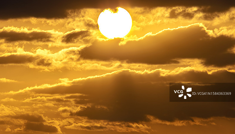 全球变暖：气候危机和灾难性热浪，气候变化、太阳和燃烧的热浪烈日图片素材