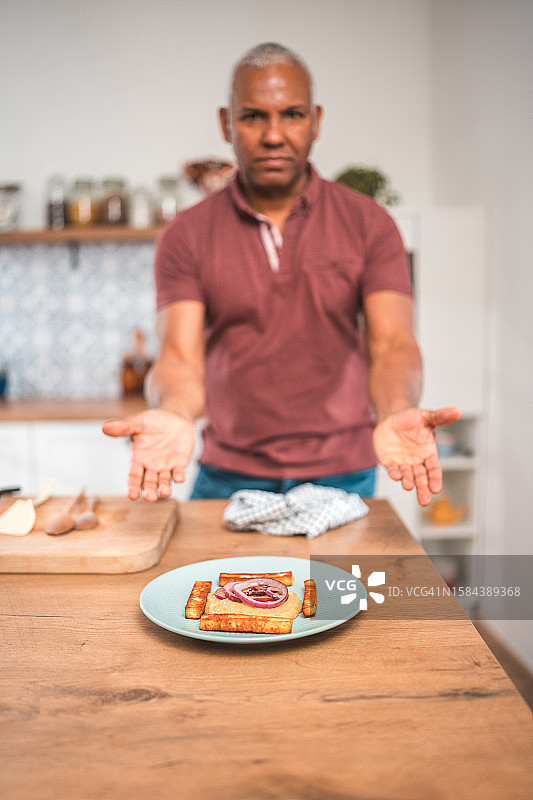 拉美裔男子准备来自多米尼加共和国的Mangú图片素材