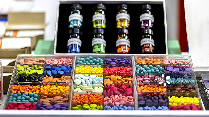 药瓶中的彩色药丸图片素材