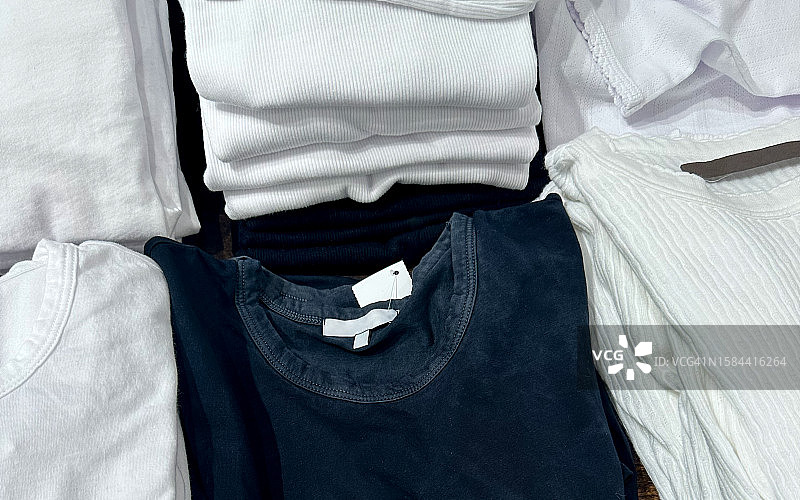 折叠T恤的零售展示图片素材