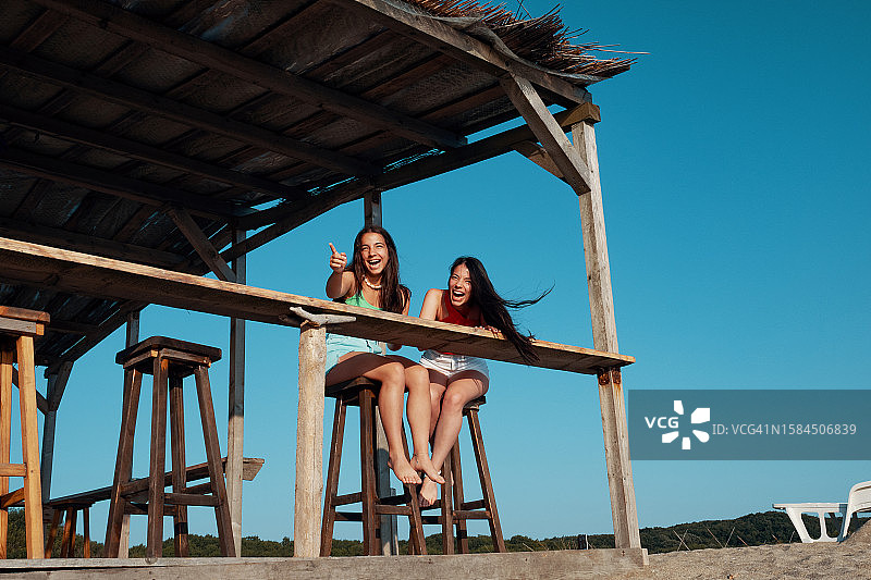 年轻女人在海滩玩耍图片素材