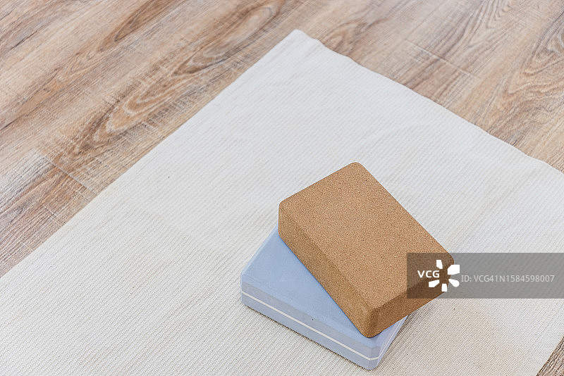 亚麻瑜伽垫上的瑜伽砖图片素材