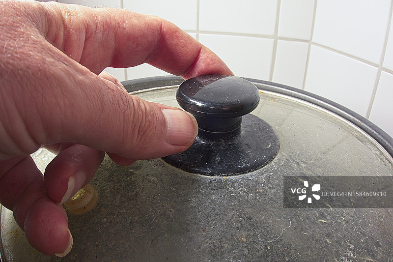 男人尝试做饭图片素材