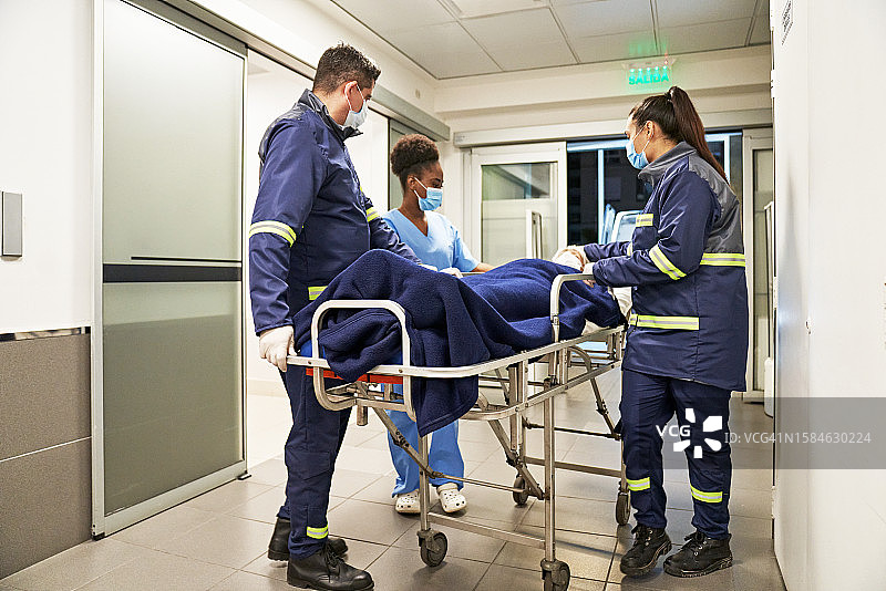 急救人员和分诊护士在医院护理病人图片素材