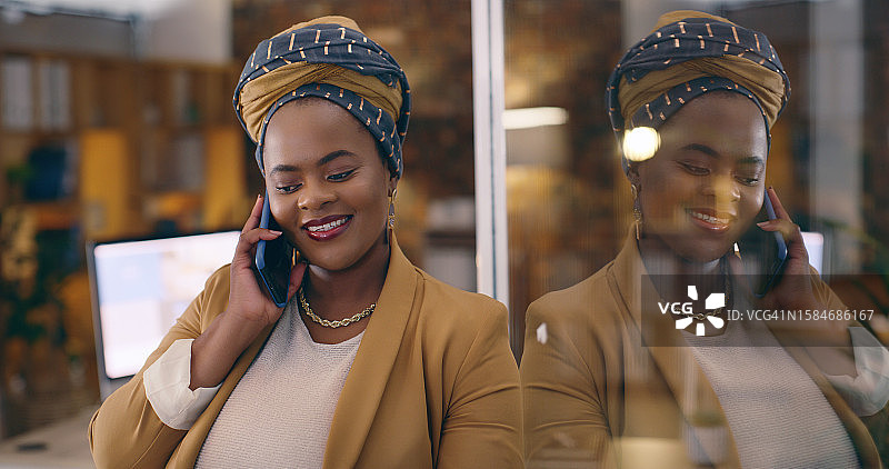 电话通话，办公室和商务女性在新闻社进行夜间沟通、工作交流和反馈。对话、交谈和专业的非洲人在移动网络电话上进行规划图片素材