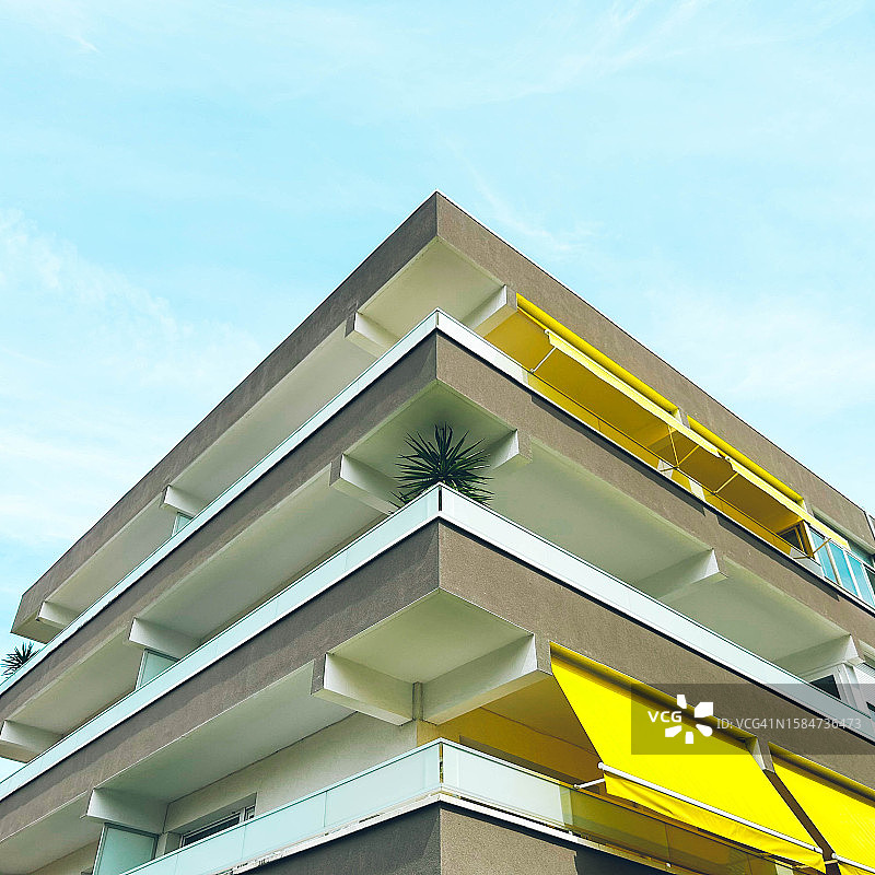 海滩区域公寓建筑的仰视角度图片素材