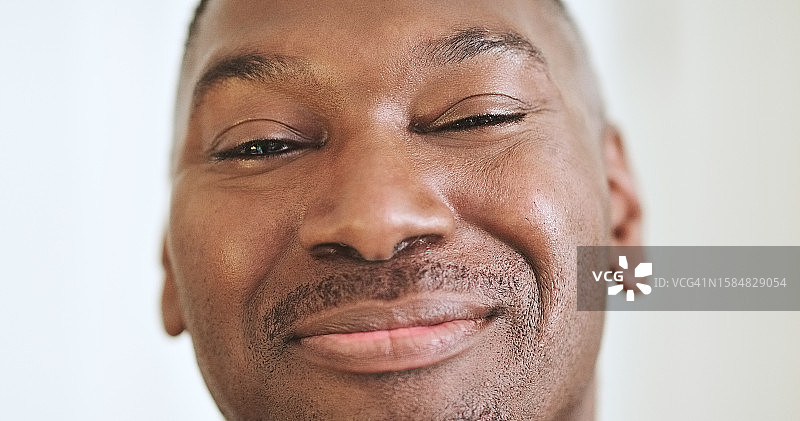 工作室里带着积极、良好和自信心态的快乐微笑男人面部肖像图片素材