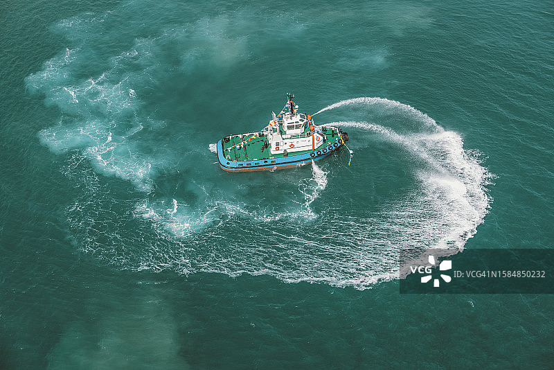 船用灭火器喷水图片素材