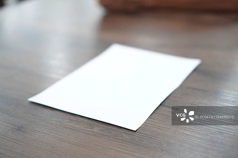 木桌上的空白白纸图片素材
