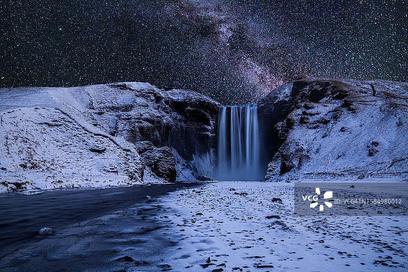 冰岛冬季夜间的斯科加瀑布图片素材