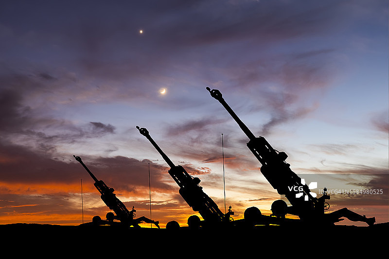 夕阳天空背景下的榴弹炮图片素材