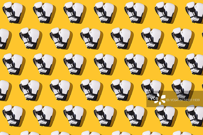 黄色背景上的黑白拳击手套图案图片素材