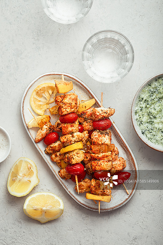 柠檬和番茄鸡肉串烤肉图片素材