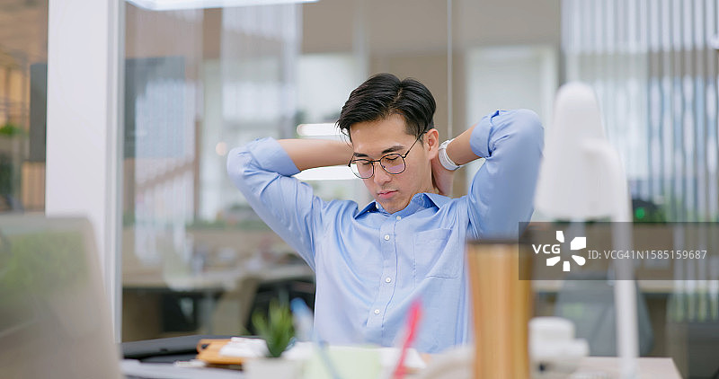 男人困倦且无聊图片素材