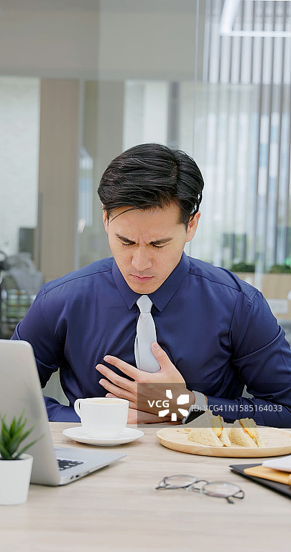 男人胃酸倒流图片素材