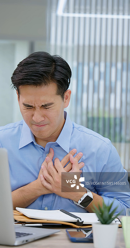 男人突发心脏病图片素材