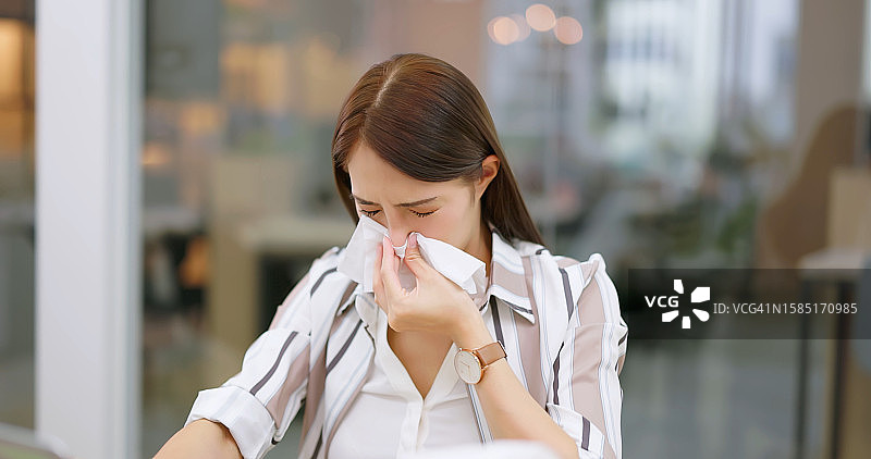 女人在工作中生病了图片素材