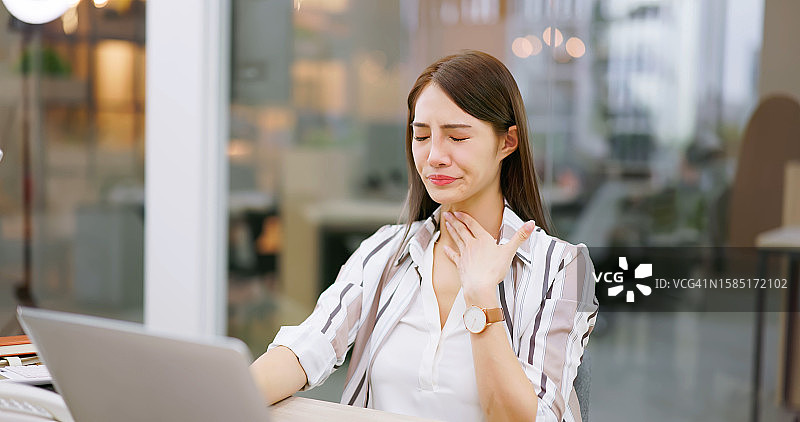 女人在工作中生病了图片素材