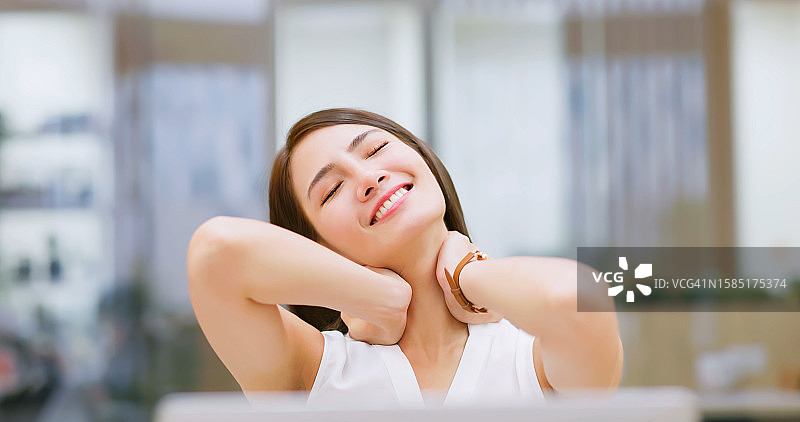 女人伸展手臂和身体图片素材