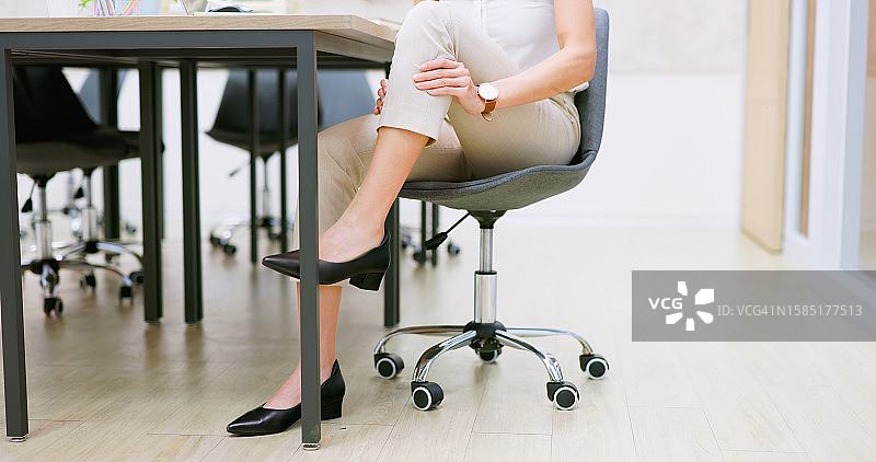 女人小腿抽筋疼痛图片素材