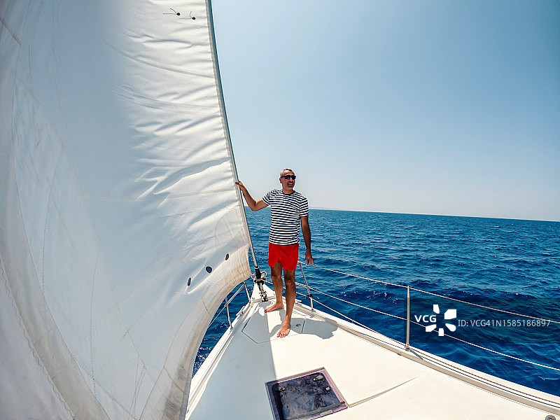 在帆船上的男人图片素材