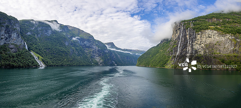 全景照片：挪威峡湾，右侧是七姐妹瀑布，左侧是“求婚者”或瓶子瀑布，通往美丽的盖朗厄尔镇图片素材