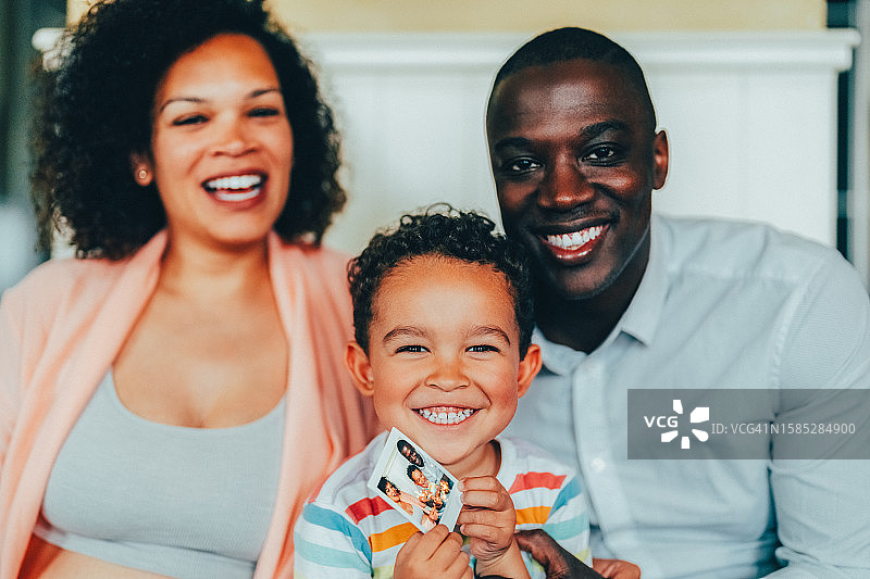 女人和丈夫儿子在家图片素材