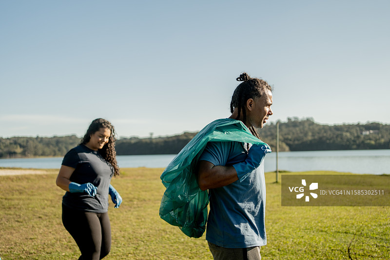 朋友们在公园里捡垃圾图片素材