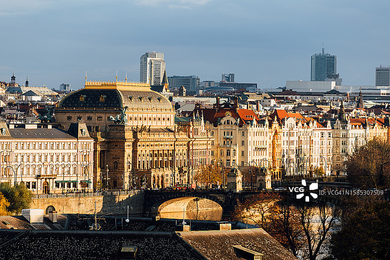 捷克共和国布拉格日落时分的国家剧院图片素材