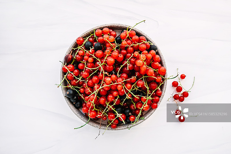 浅色背景上的新鲜红醋栗，农场浆果图片素材