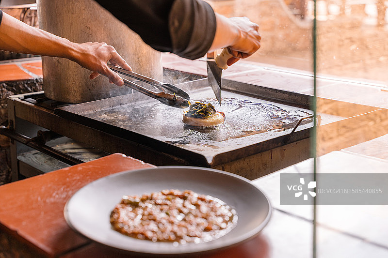 年轻厨师准备传统美食图片素材