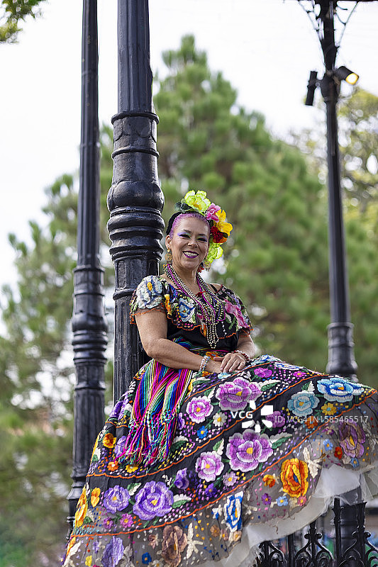 身穿墨西哥恰帕斯艳丽服饰的女子看着镜头图片素材