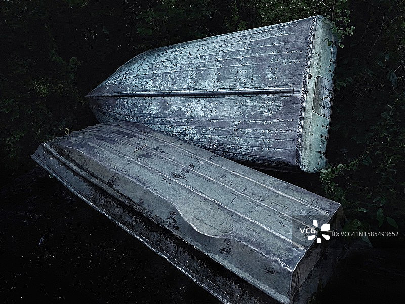 搁浅的两艘金属划艇图片素材