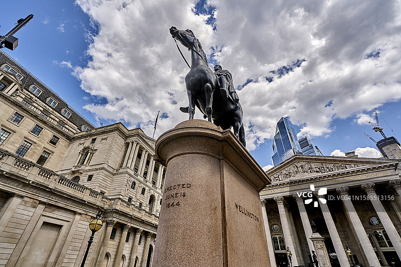 低角度拍摄：朝向伦敦市的皇家交易所及玻璃钢结构办公楼图片素材