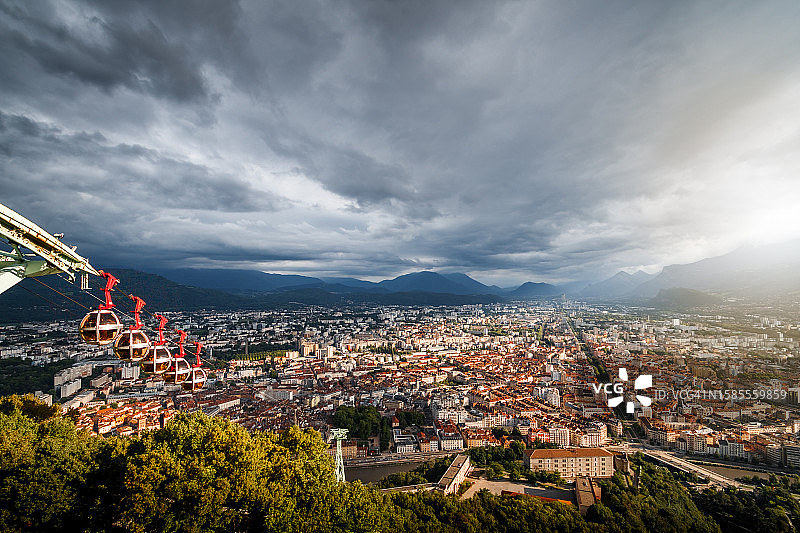 法国格勒诺布尔市绚丽日落及巴士底缆车航拍图片素材